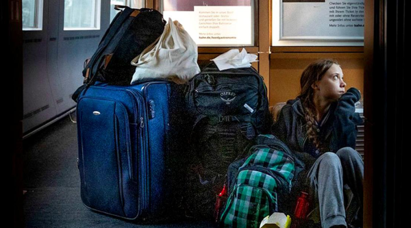 Greta Thunberg im überfüllen ICE der Deutschen Bahn